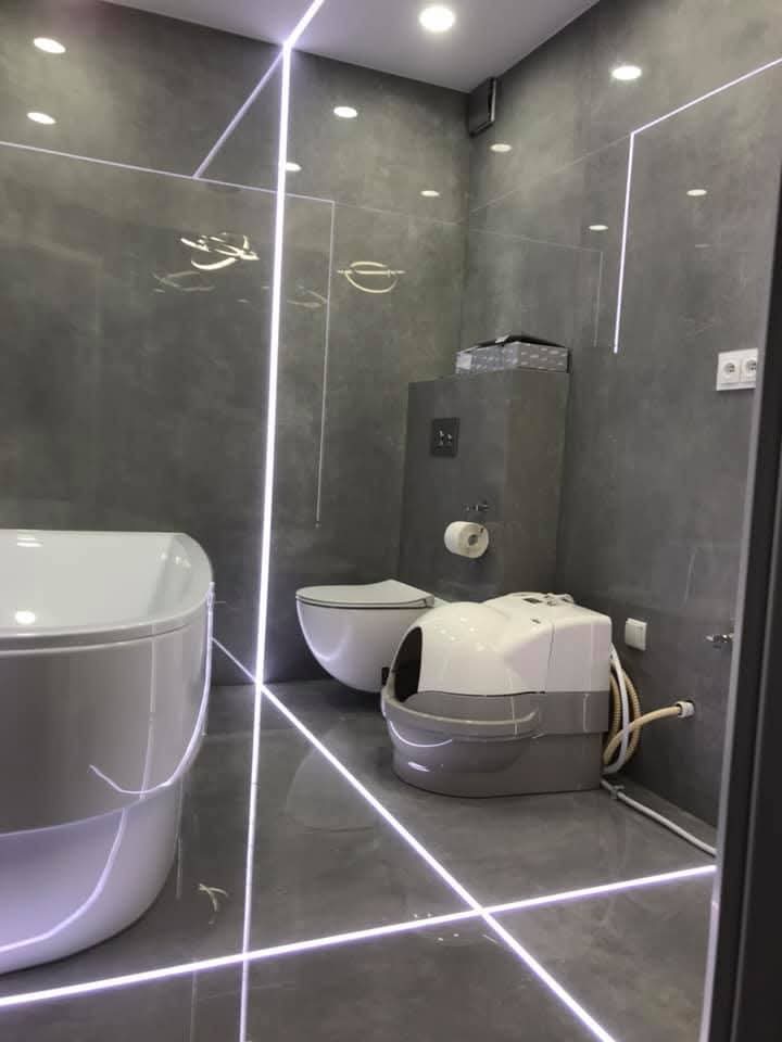 Bagno con grandi lastre e fughe LED a Toruń
