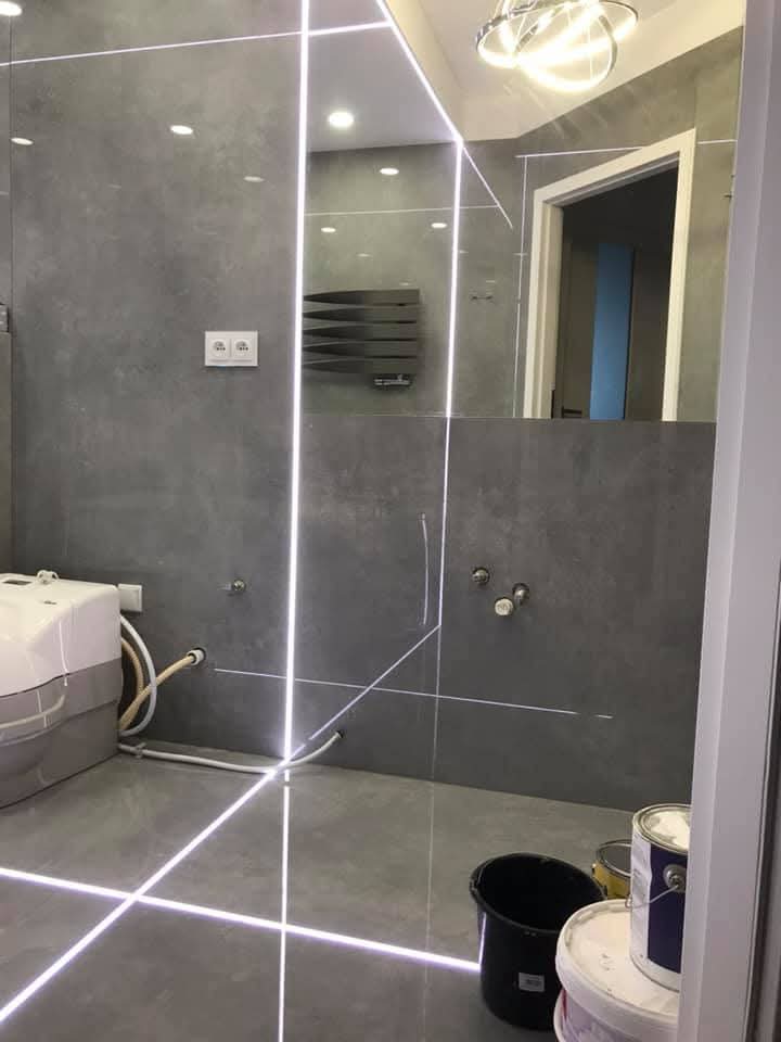 Bagno con grandi lastre e fughe LED a Toruń