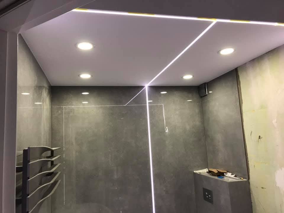 Bagno con grandi lastre e fughe LED a Toruń