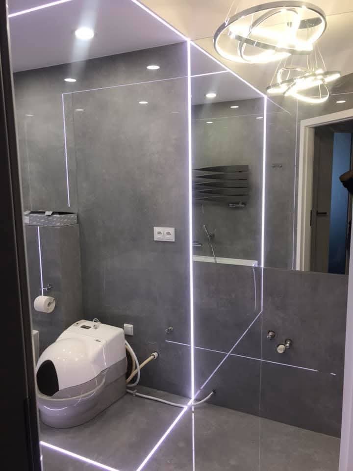 Bagno con grandi lastre e fughe LED a Toruń