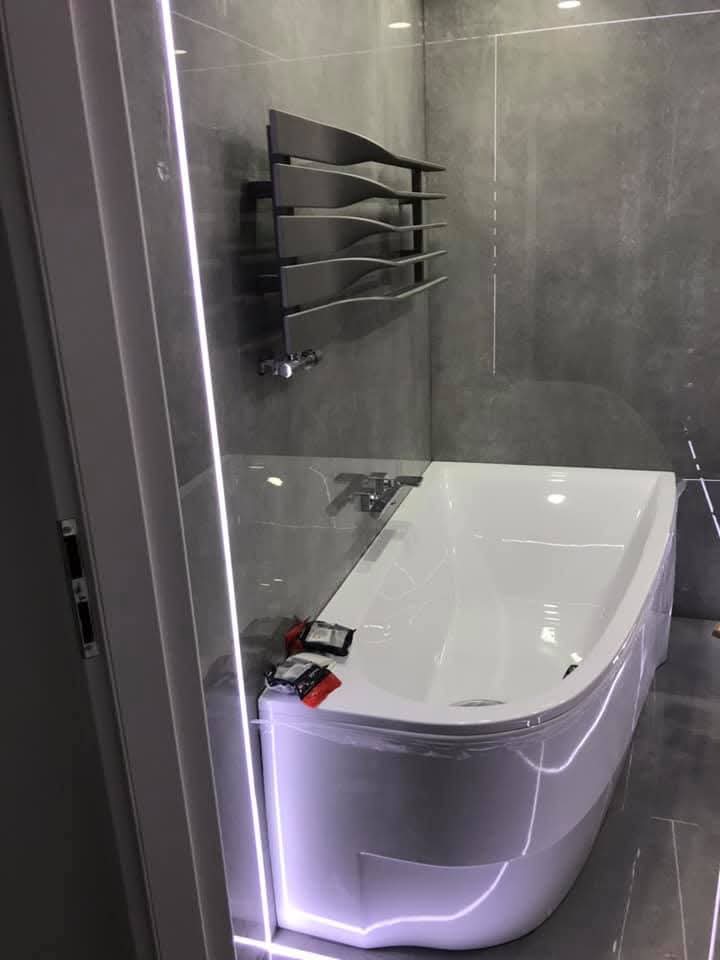 Bagno con grandi lastre e fughe LED a Toruń