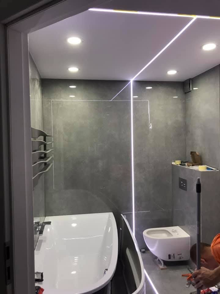 Bagno con grandi lastre e fughe LED a Toruń