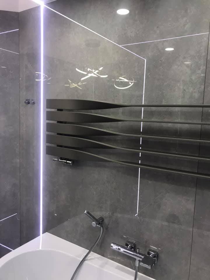Bagno con grandi lastre e fughe LED a Toruń